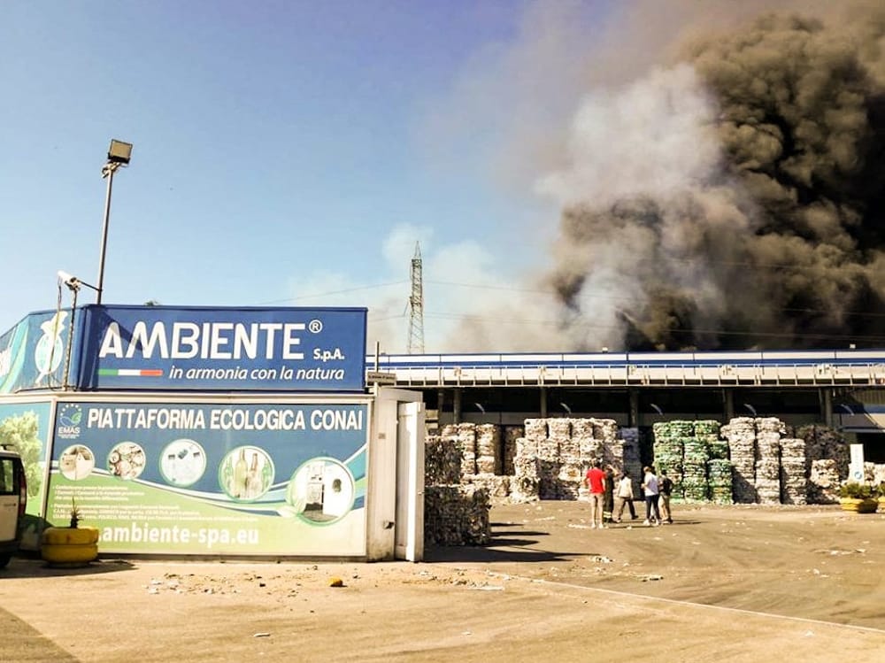 Incendio ecoballe, evacuata una famiglia, il ministro Di Maio: ‘Ennesimo rogo tossico, ora basta scuse’