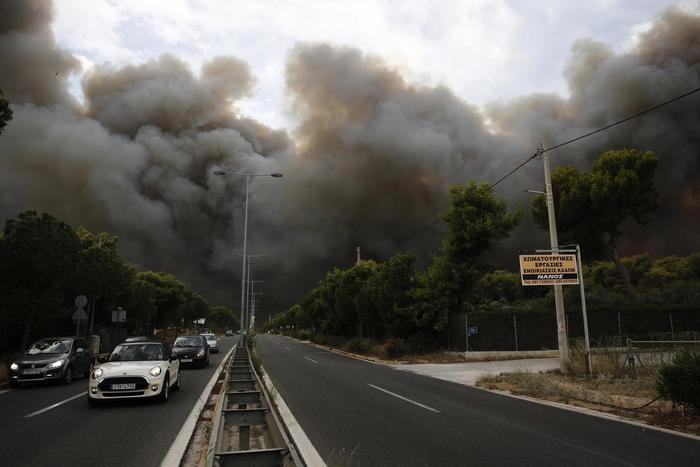 Inferno sulle vacanze in Grecia, gli incendi fanno strage: 74 morti