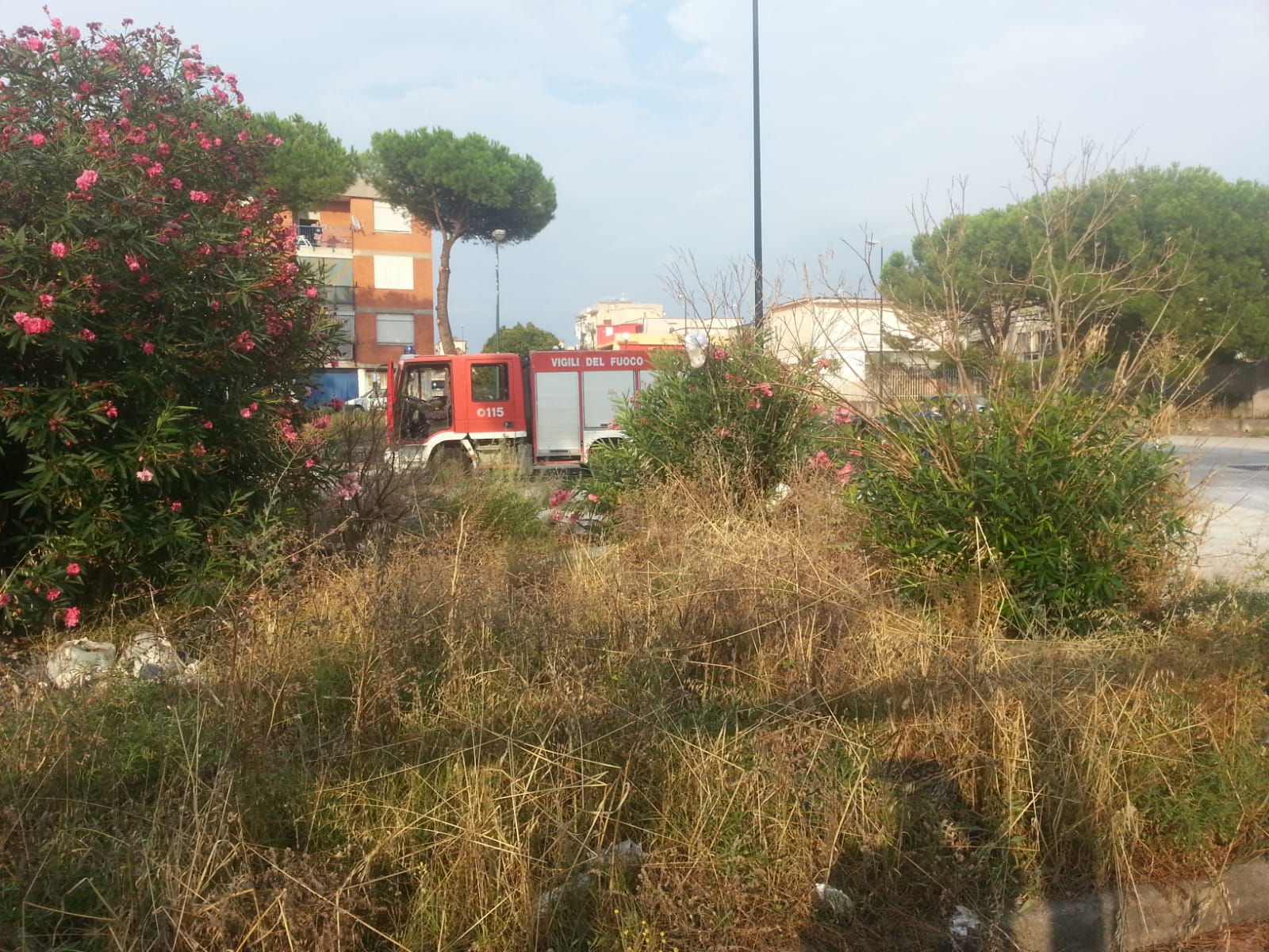 Napoli, incendio doloso di rifiuti abbandonati a Ponticelli