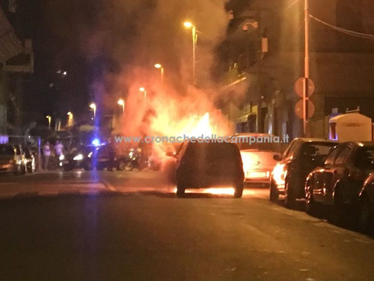 Castellammare. Auto in fiamme: salva una ragazza (VIDEO)