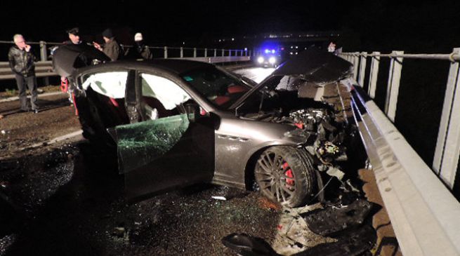 Si schiantano ad alta velocità con la Maserati: due morti