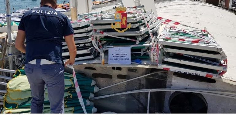 Lettini e ombrelloni abusivi sequestrati dalla polizia ad Ischia