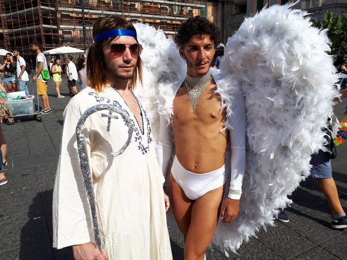 Al Gay Pride di Napoli, Mangiacapra si presenta vestito da Cristo