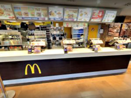 Napoli, ragazze gay ‘richiamate’ al McDonald’s, Sannino: ‘Organizziamo un Kissday nel fast food’