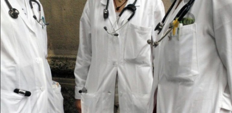 Vergogna negli ospedali della Campania, i medici della rianimazione andavano all’estero ma risultavano al lavoro: 18 misure cautelari. I NOMI