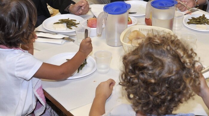 Rubavano i pasti ai bimbi dell’asilo: denunciati 4 dipendenti della scuola