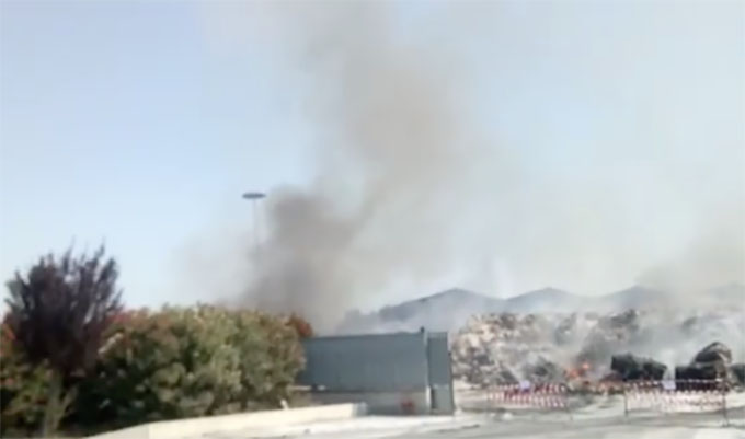 L’incendio a Pascarola continua, ma nessuno spegne: la denuncia dei Comitati