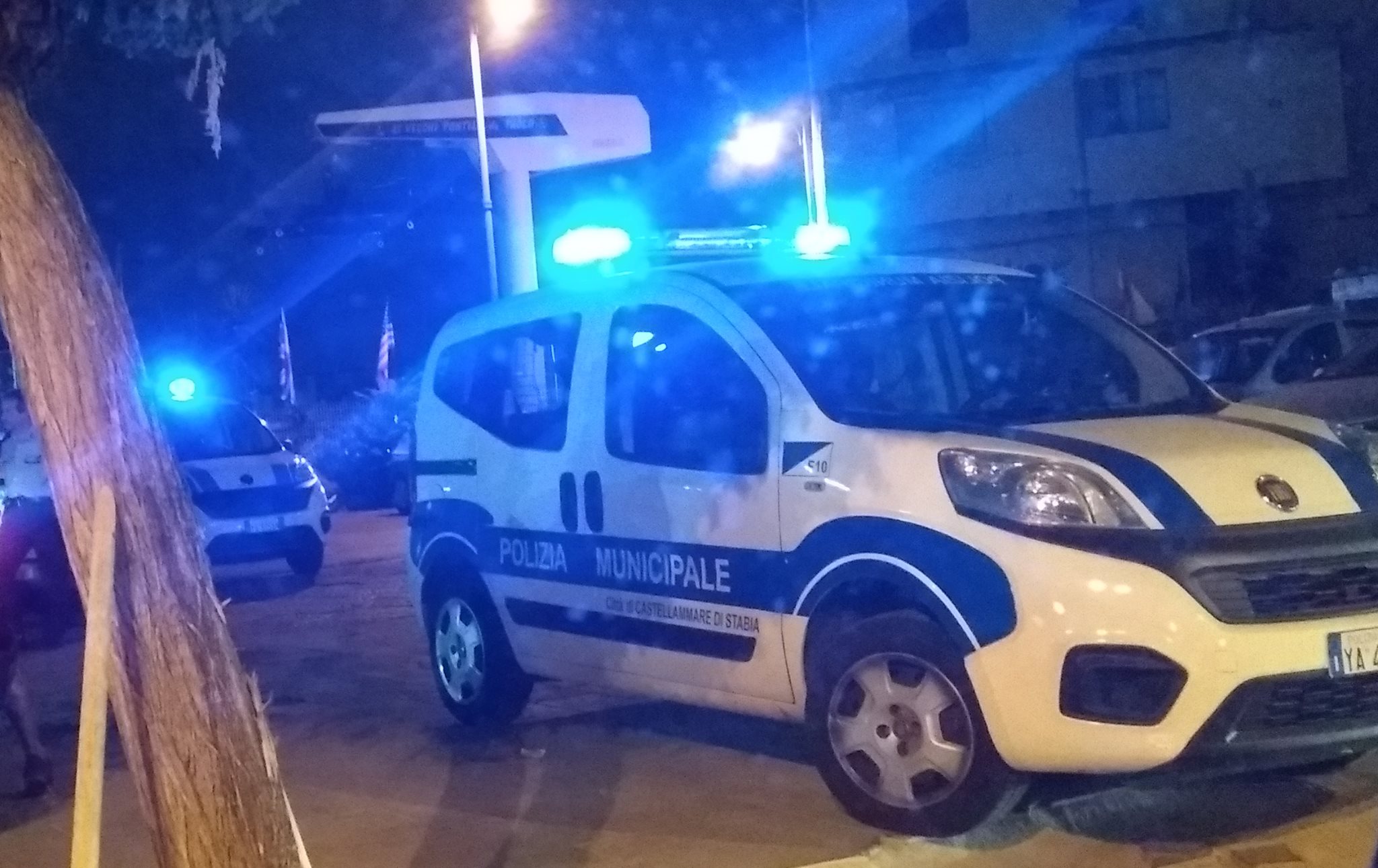 Castellammare, Scafarto fa lo ‘sceriffo’ in strada: multe e sequestri agli abusivi della Movida