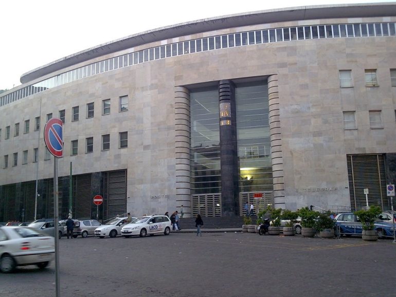 Le Poste ripuliscono la sede di Napoli vandalizzata da scritte spray