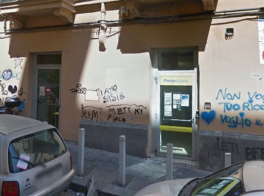 Napoli, cade il soffitto nell’ufficio postale: grave un dipendente