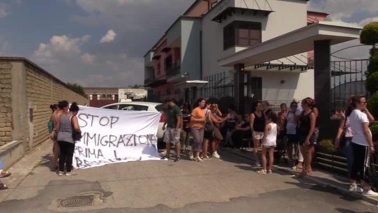 Protesta contro il centro migranti nel Casertano: ‘Quì non li vogliamo’
