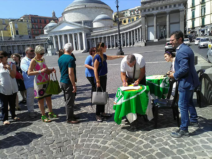 Napoli, i Verdi raccolgono 4 mila firme per l’arresto dei parcheggiatori abusivi