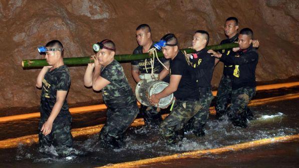 Thailandia, è partita l’operazione di salvataggio dei 12 bambini e il coach intrappolati nella grotta