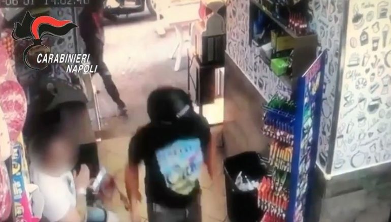 Camorra, raid al bar al borgo dei Vergini, i tatuaggi ‘salvano’ Mansueto: scarcerato