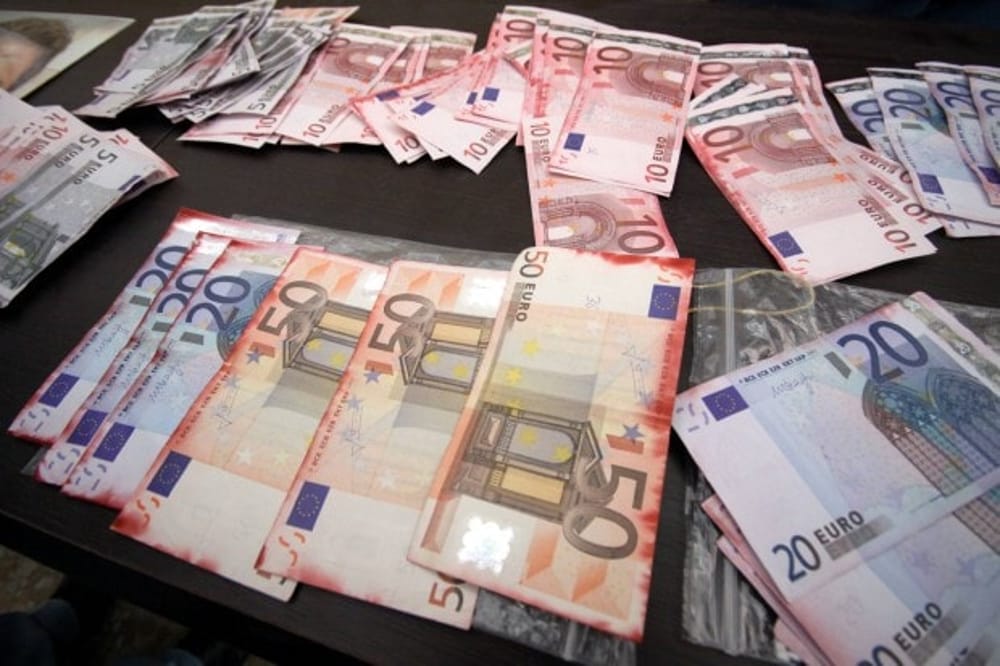 Banda di trafficanti di armi dei Balcani acquistava a Napoli le banconote macchiate per ripulirle