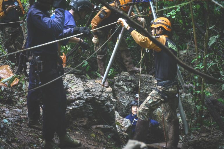 Baby calciatori intrappolati nella grotta in Thailandia: scoperto un cunicolo, si riaccende la speranza