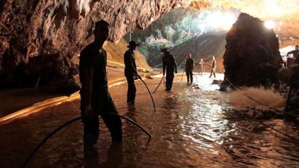 Comincia a piovere nella grotta in Thailandia: è corsa contro il tempo per salvare i 13 baby calciatori