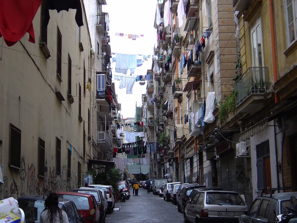 Napoli, trovati cinque minori abbandonati in vico Pace