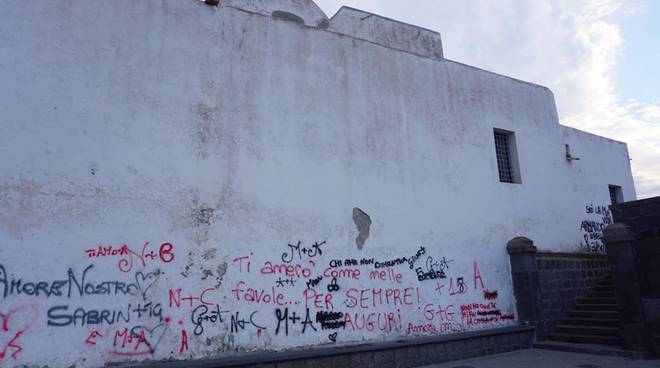 Vandali nella chiesa di Forio d’Ischia: il sindaco mette taglia