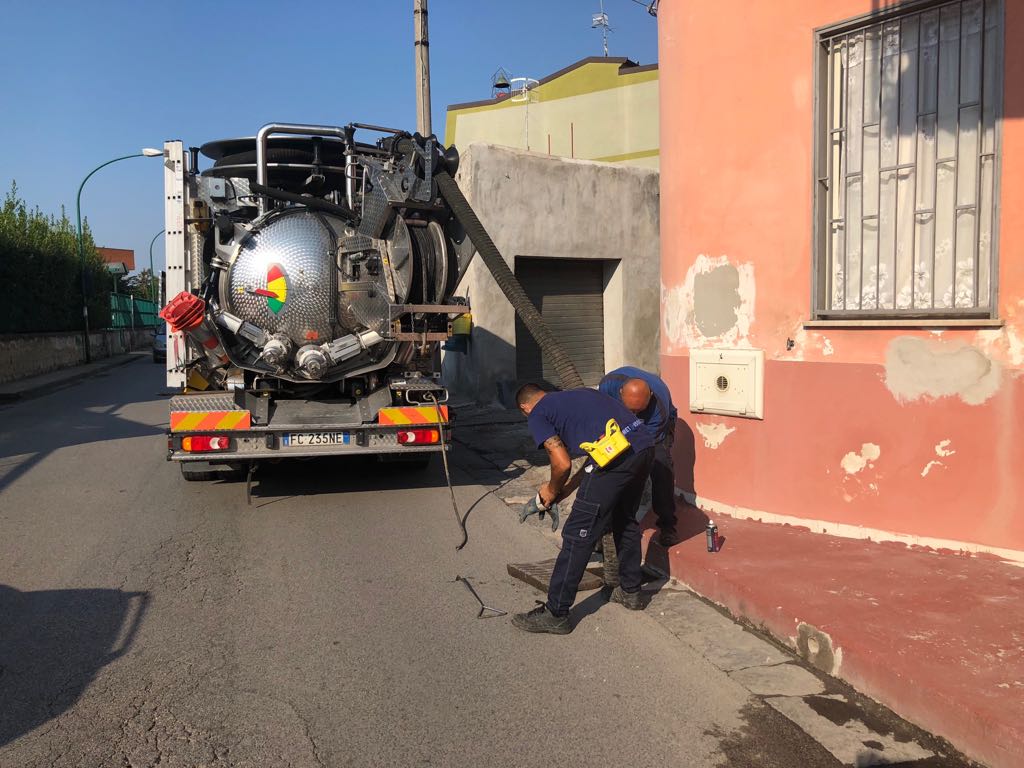 Mariglianella: Intervento di pulizia delle caditoie rete fognaria comunale