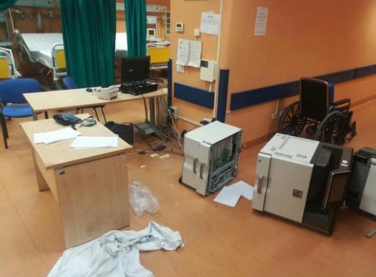 Napoli, minaccia medici e infermieri dell’ospedale San Paolo con l’asta della flebo, poi devasta l’ufficio: fermato dalla polizia
