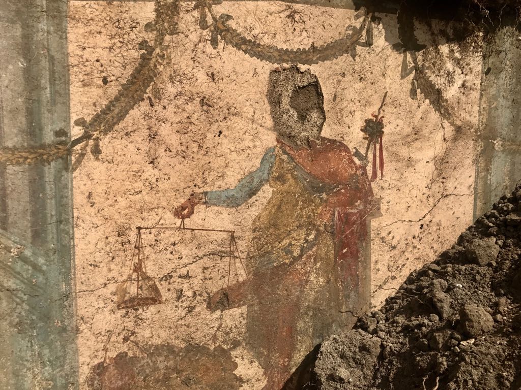 Pompei: dagli scavi della Regio V emerge affresco di un Priapo