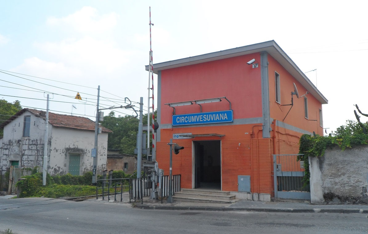 Muore investito dal treno della Circum nei pressi della stazione del Rione Trieste a Somma Vesuviana