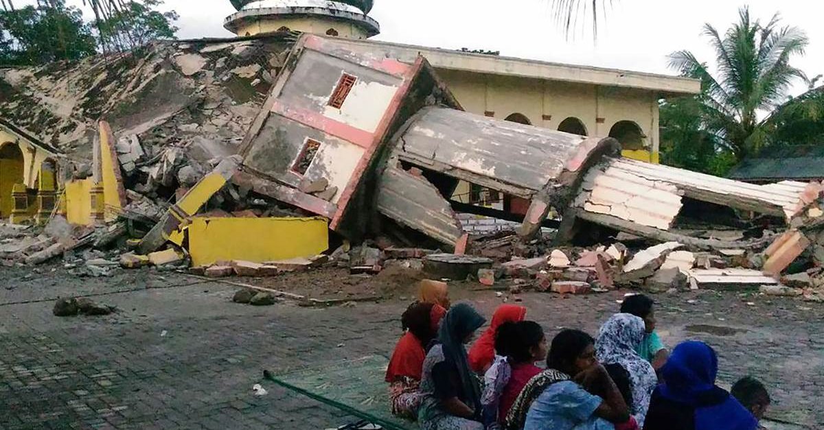 Terremoto in Indonesia di magnitudo 6.3 si temono altre centinaia di morti. Scossa anche alle isole Fiji