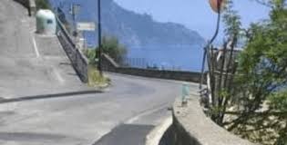 Cadono piante sull’Amalfitana: senso unico alternato da Conca dei Marini