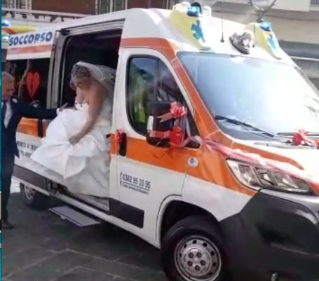 La sposa esce dall’ambulanza in provincia di Napoli: il video virale sul web