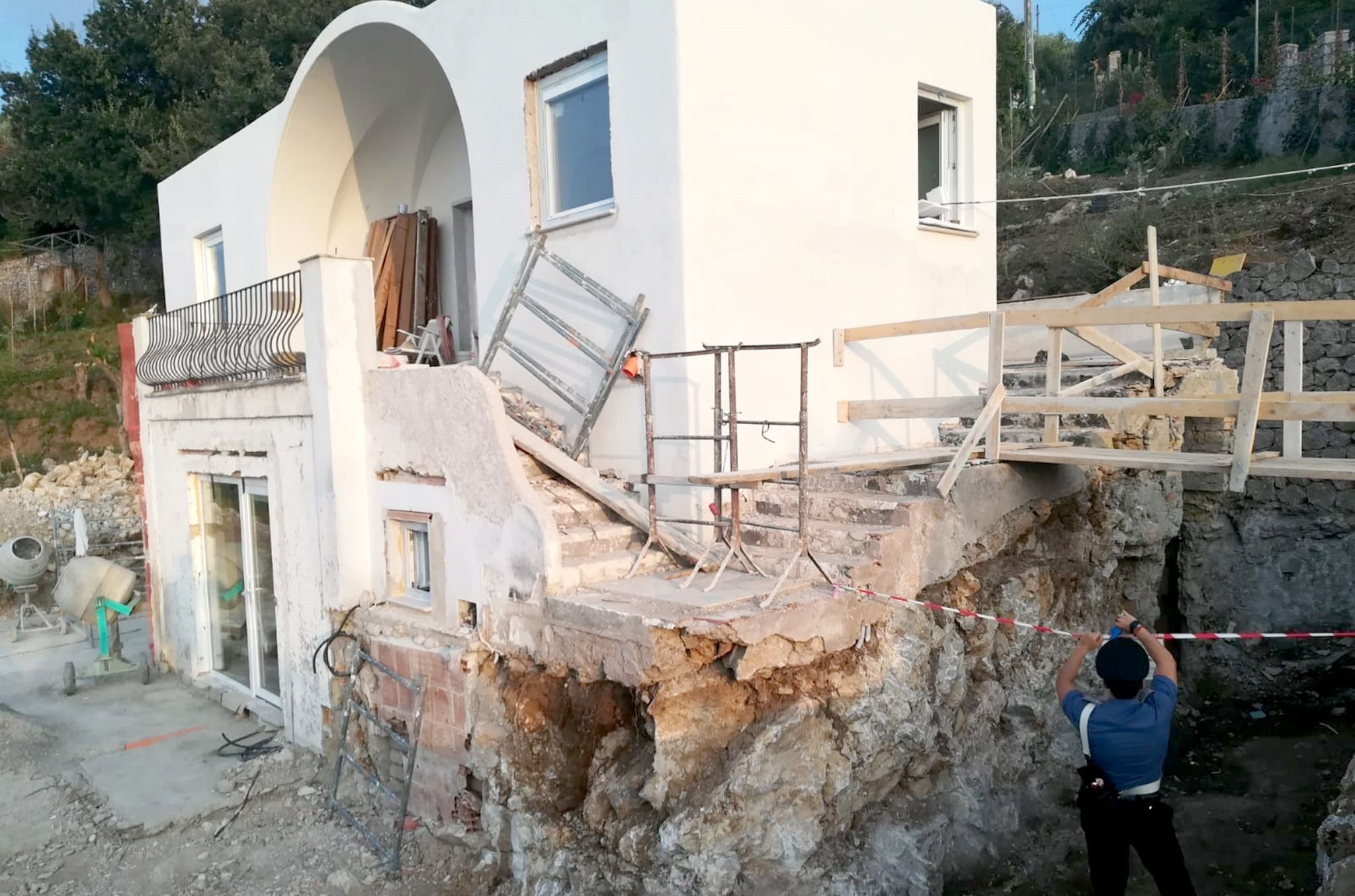 Capri, scoperti altri abusi edilizi vicino alla Grotta Azzurra