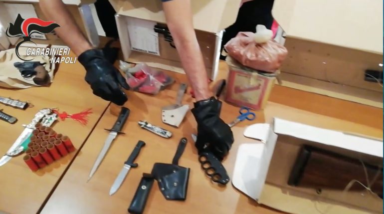 Brusciano, arsenale nel rione popolare: blitz dei carabinieri. Ritrovate anche bici rubate