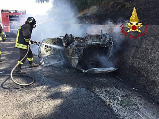 Auto si ribalta e prende fuoco in autostrada morti due coniugi