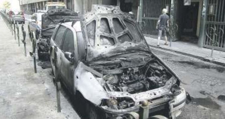 Salerno: paura nella notte a Pastena, auto in fiamme in un parcheggio