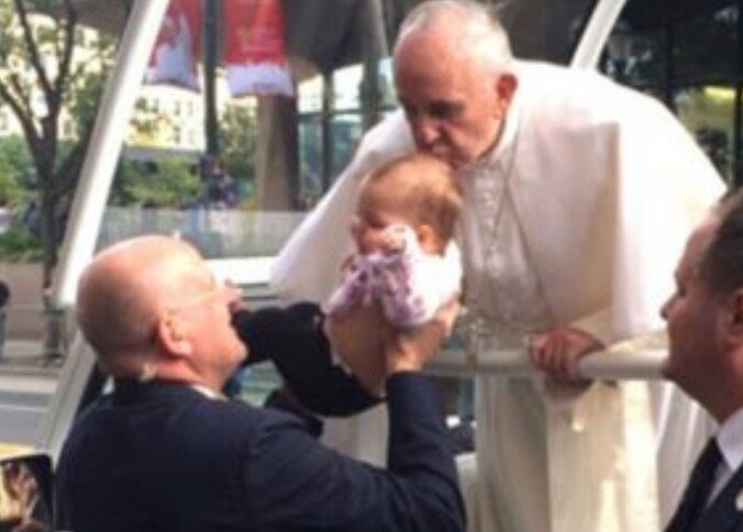 Il ‘miracolo’ del Papa: la piccola Gianna guarita dal tumore al cervello dopo il bacio di Bergoglio