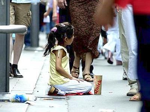 Napoli, a 9 anni costretta a vendere merce in strada: denunciati genitori e fratello