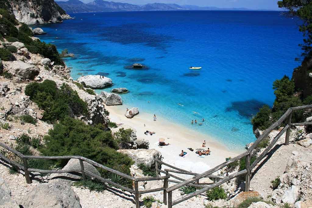 Multa da mille euro a un napoletano per aver rubato una bottiglia di sabbia da una spiaggia della Sardegna