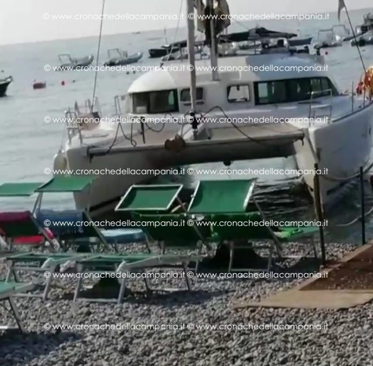 Catamarano con narcos a bordo cerca la fuga sulla spiaggia di Nerano: tragedia sfiorata