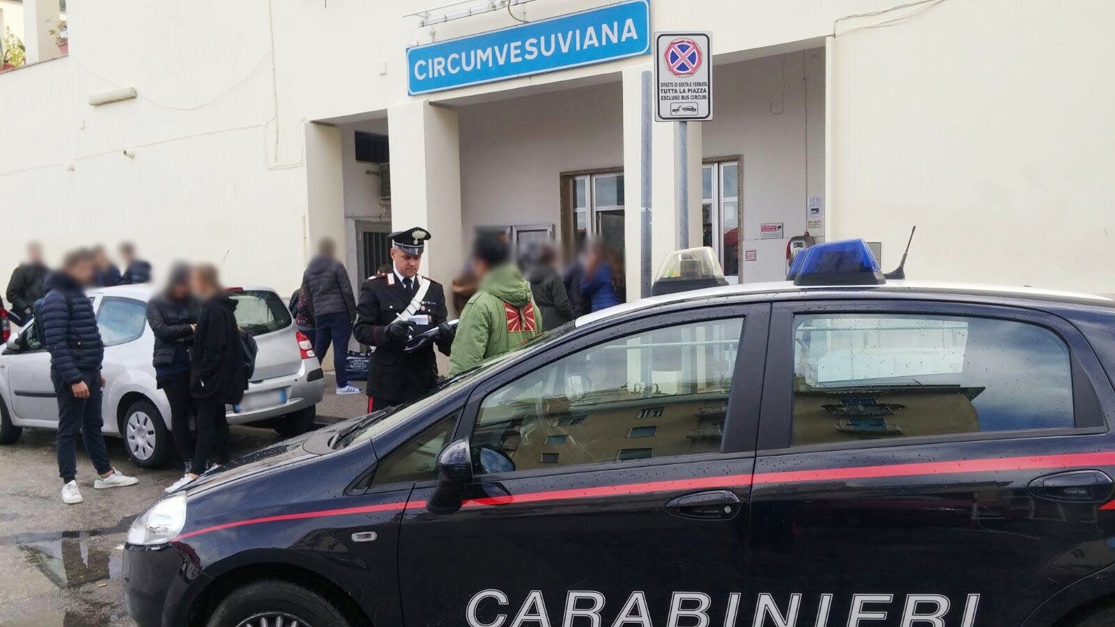 Casoria, ladri arrestati mentre smontavano porte di vagoni  della Circum