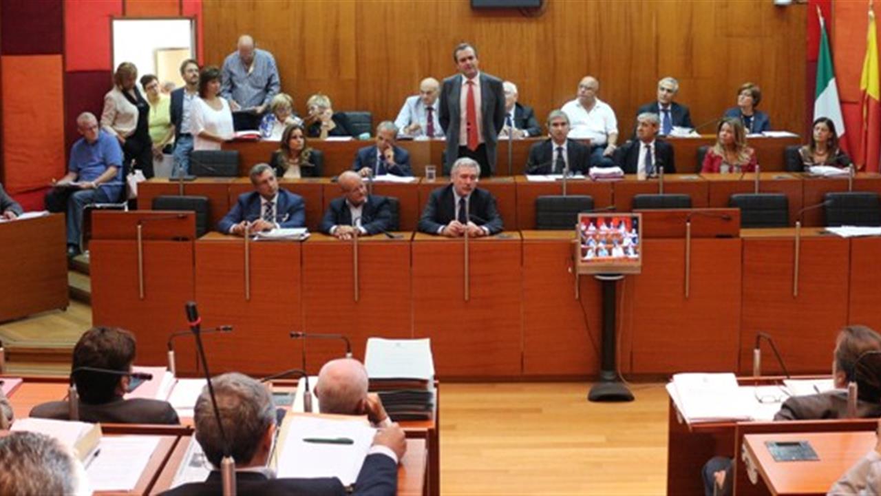 Napoli, il consiglio comunale approva l’assestamento di bilancio dopo 14 ore di discussione