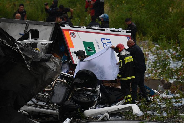 Crollo Genova, trovato l’ultimo disperso: le vittime sono 42. Mattarella: “Paese unito”