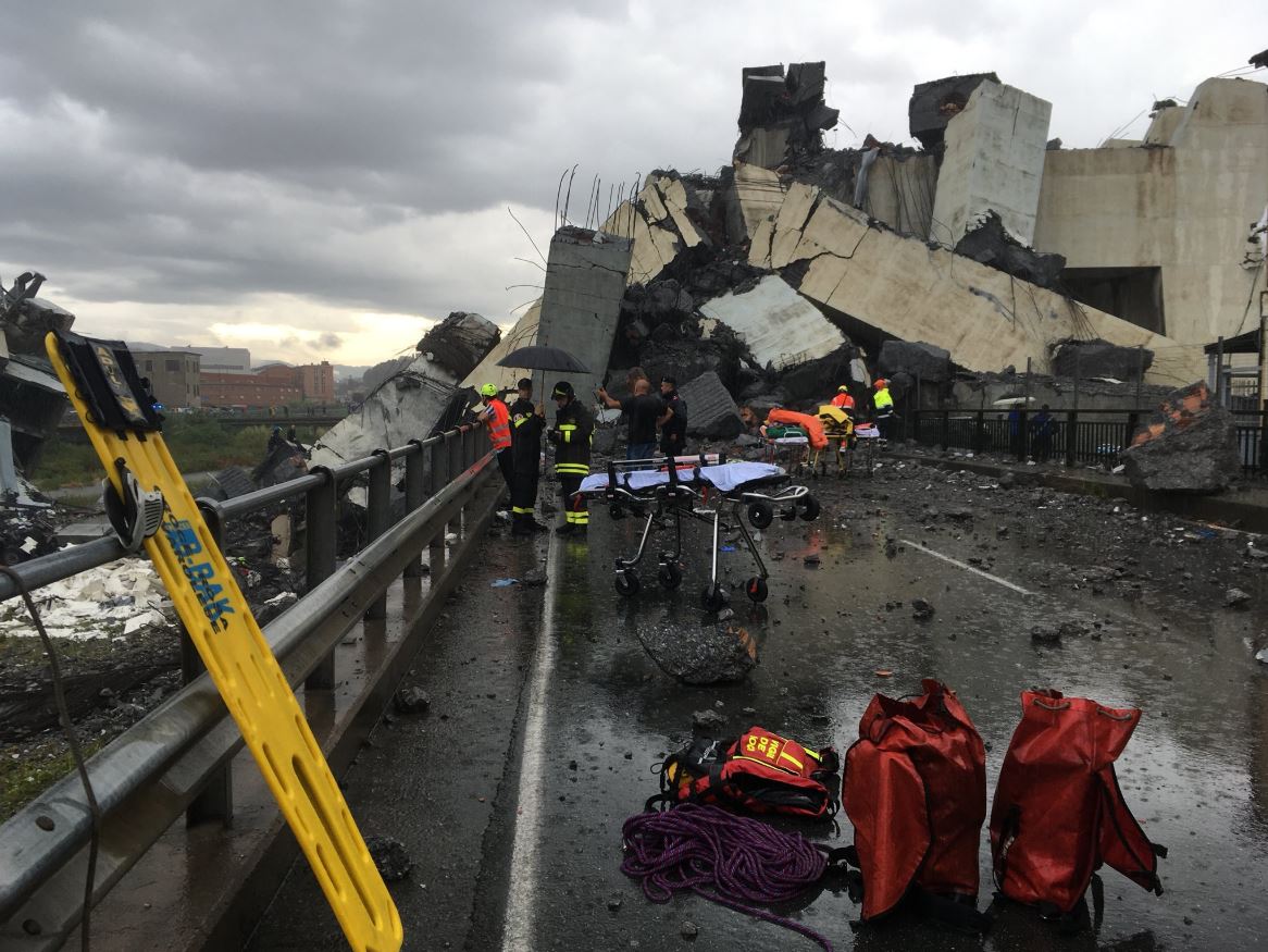 Crollo ponte a Genova, una donna estratta viva dalle macerie. Salvini: ‘Già 30 i morti’