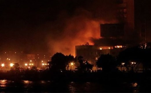 Napoli, avvolta da una coltre di fumo nero: a fuoco un deposito di detersivi a Capodichino