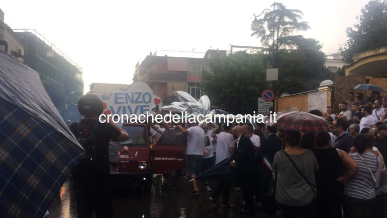 Sant’Antonio Abate, ‘Enzo vive’: folla ai funerali del 20enne