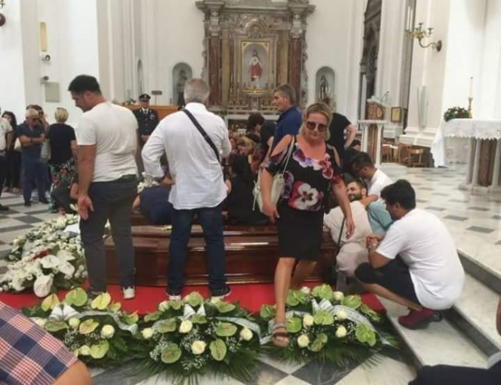 Già in chiesa a Torre del Greco i feretri dei 4 giovani morti nel crollo di Genova