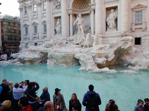 Tuffo all’indietro nella Fontana di Trevi: multa da 900 euro a coppia di turisti Usa