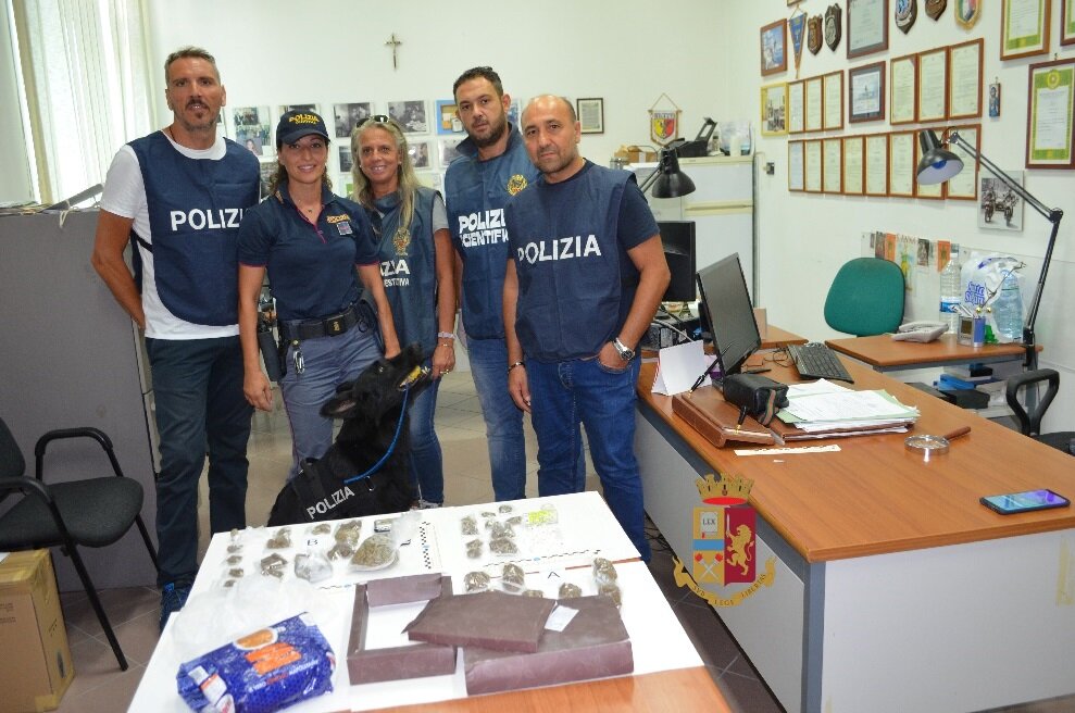 Castellammare, blitz della polizia a Moscarella, il cane Kira trova la droga nascosta tra i giocattoli