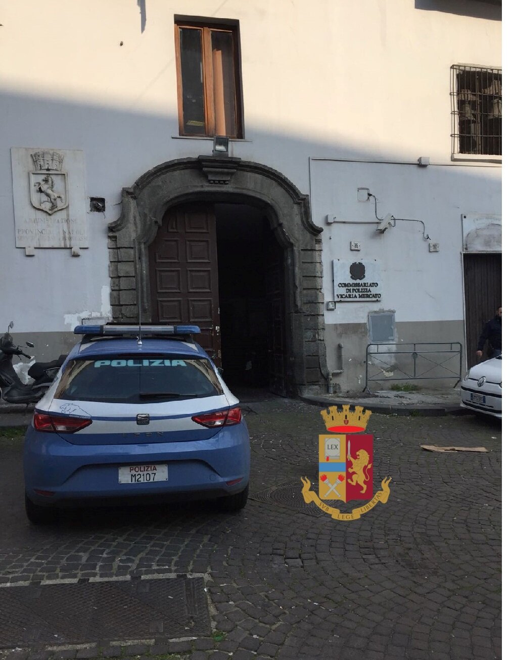 Napoli, picchia in strada la convivente: arrestato e condannato