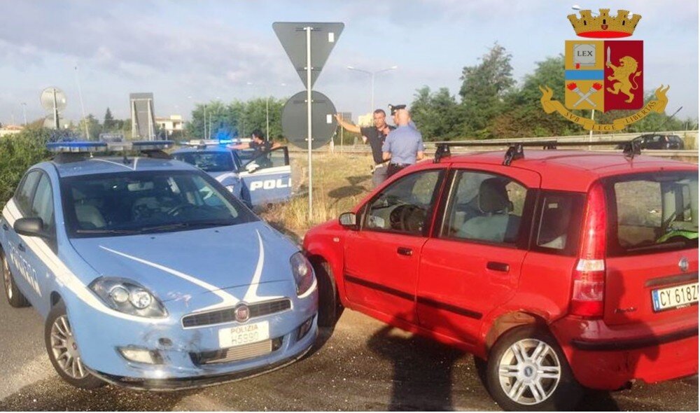 Napoli, inseguito perché guidava senza patente, rompe i vetri della Volante della polizia: arrestato