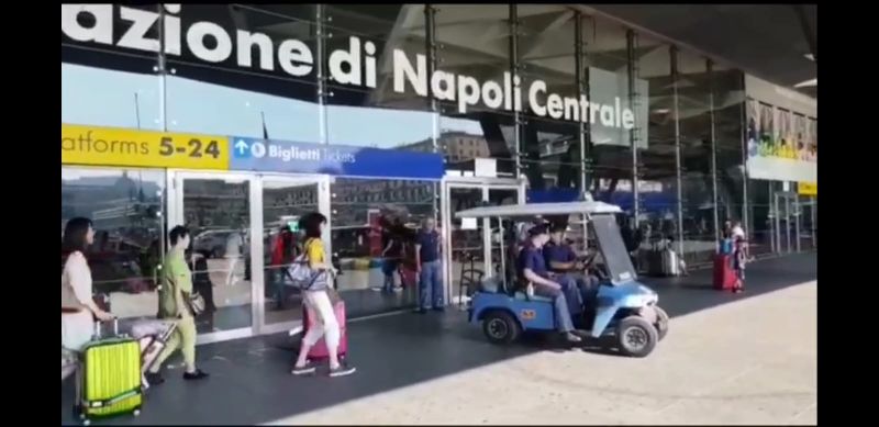 Napoli, anziano colpito da infarto nella Stazione Centrale salvato dal defibrillatore della Polfer